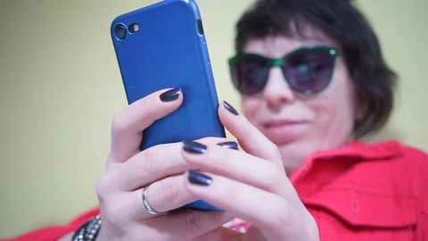 Smartphone in the hands of man Video stock 115098679