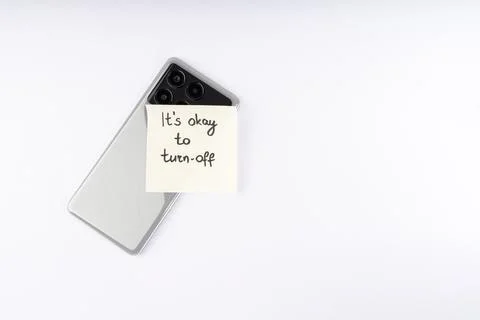 Smartphone with 'It's Okay to Turn Off' note, symbolizing digital detox, me.. Foto stock