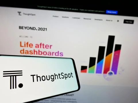 Smartphone with logo of American analytics software company ThoughtSpot Inc. on Foto stock