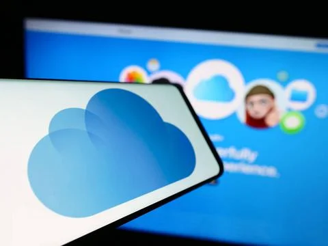  Smartphone with logo of cloud storage platform Apple iCloud on screen in ... Stock Photos