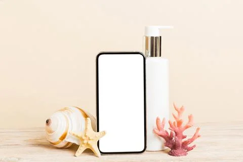 Smartphone mock up template with summer objects. Perspective view with copy s Foto stock