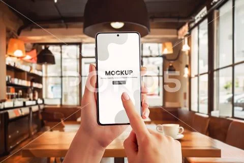 Smartphone mockup in a coffee shop Modello PSD