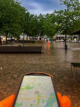 Smartphone Navigation App in Hand During City Travel Foto stock