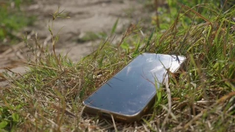 Smartphone Overheating Under Direct Hot Sunlight on Dry Grass Field Vídeos de archivo 342766328