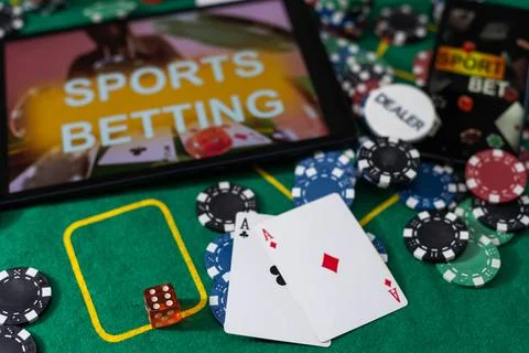 Smartphone with poket table on screen, playing cards and chip cards on poker 库存照片