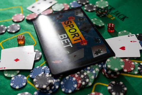 Smartphone with poket table on screen, playing cards and chip cards on poker 库存照片