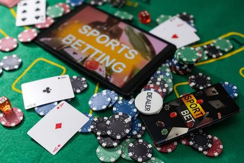 Smartphone with poket table on screen, playing cards and chip cards on poker 库存照片