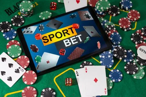 Smartphone with poket table on screen, playing cards and chip cards on poker 库存照片