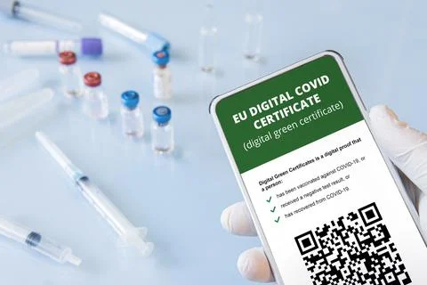 A smartphone with a qr code in the app to confirm vaccination or a negative t Stockfoto's