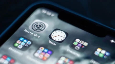 Smartphone screen, clock hands 库存影片 131093526