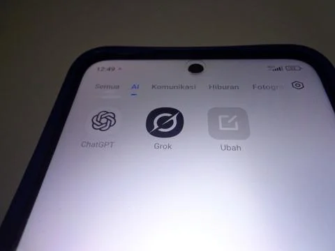 Smartphone screen displaying AI app icons, ChatGPT &amp;amp; Grok Fotos de archivo