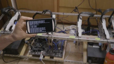 Smartphone software used for mining cryptocurrency rig held by trader Vídeos de archivo 102473956
