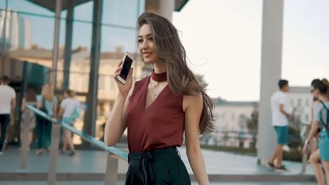 The Smartphone Talking Видео 77212872