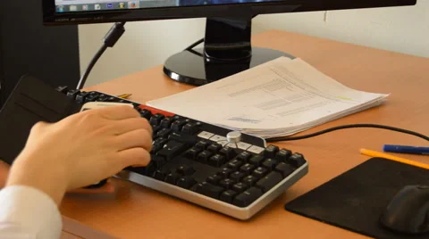 Smartphone Use In The Office Vídeo Stock 51648436