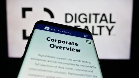 Smartphone with web page of US data center company Digital Realty Trust I... Stock-Fotos