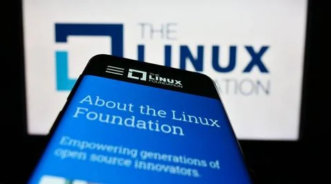 Smartphone with webpage of technology consortium Linux Foundation on scree... Foto stock