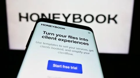  Smartphone with website of US clientflow management company HoneyBook Inc... 写真素材