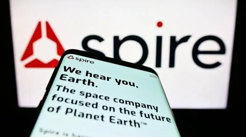 Smartphone with website of US data analytics company Spire Global Inc. on ... Foto stock