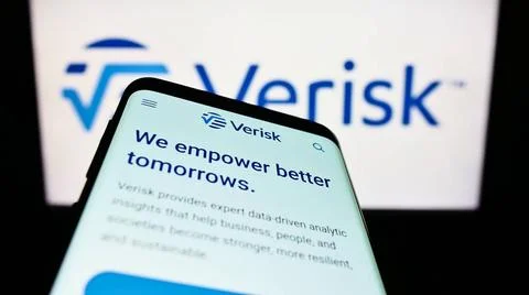 Smartphone with website of US data and risk company Verisk Analytics Inc. ... Foto stock