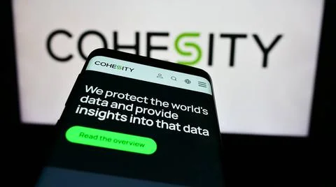 Smartphone with website of US data management company Cohesity Inc. in fro... Stockfoto's