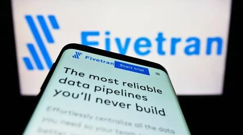 Smartphone with website of US data software company Fivetran Inc. on scree... 스톡 사진