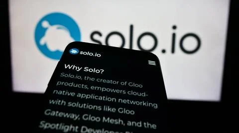 Smartphone with website of US networking platform company Solo.io Inc. in ... Foto stock