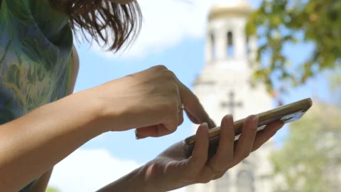 Smartphone in woman's hands Video stock 96354630