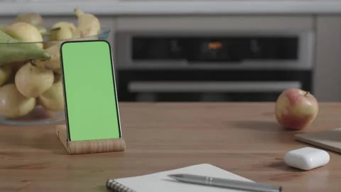 Smartphone on Wooden Table in Kitchen Interior Vídeo Stock 151005430
