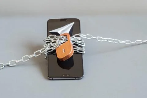 A smartphone wrapped in chains and a lock. Privacy protection on social media Foto stock