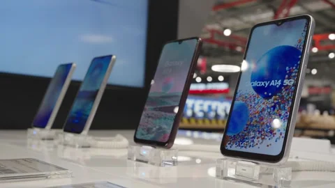 Smartphones Samsung Galaxy in electronics store. Minsk, Belarus, 2023 Видео 257451140