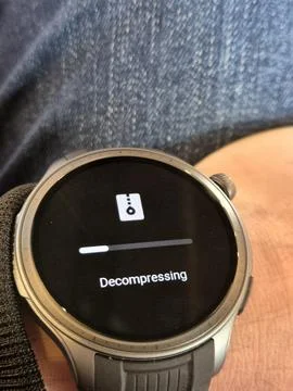 Smartwatch with decompression loading screen on wrist 스톡 사진