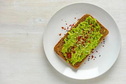 Smashed avocado toast with chilli and copy space Foto stock