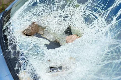 Smashed Car Windshield With Stones Inside Foto stock