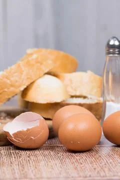 Smashed eggs and bread for french toast Foto stock