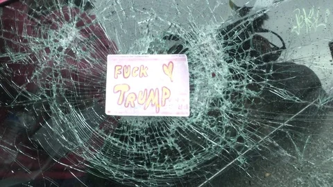 Smashed Window During Inaugural Protests Vidéo 71801073