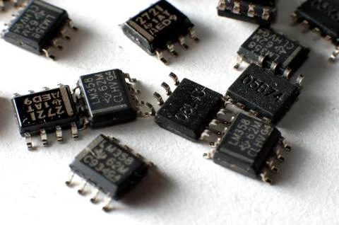 SMD electronic chips in SOIC case lie on top 库存照片