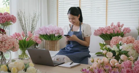 SME owner typing chat on mobile phone receive customer order online. Video stock 205465172