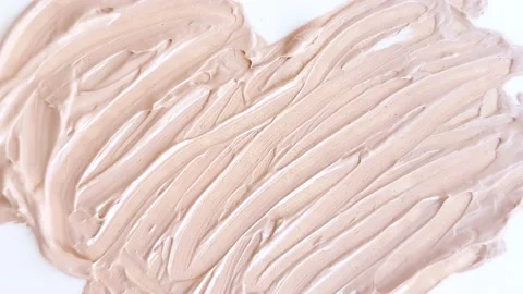A smeared foundation turns into a heart. Stock Footage 142219647
