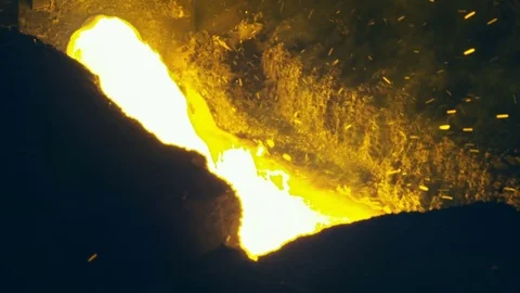 Smelting metal flows Vidéo 72570345