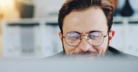 Smile, man and reading on computer in office for editor feedback, information Stockfoto's