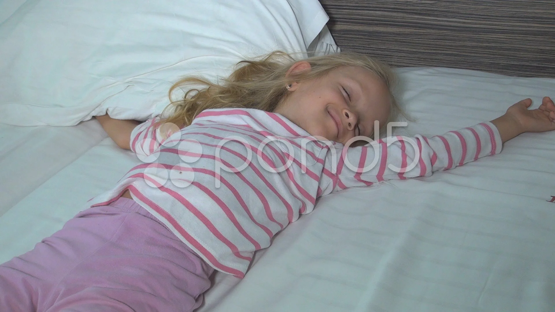 Т спящую. Дети девочки 10 Home Sleep. On sleeping daughter. Girl 5 year tired. Nieces sleeping Touch.