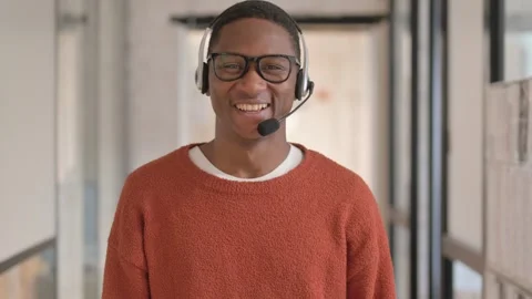 Smiling African Man with Headset in Call Center Vídeos de archivo 304296144