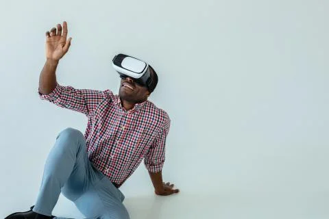 Smiling afro american man testing VR glasses Stock-Fotos