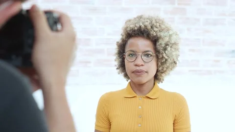 Smiling afro model woman posing for a fashion photographer Video stock 160219957