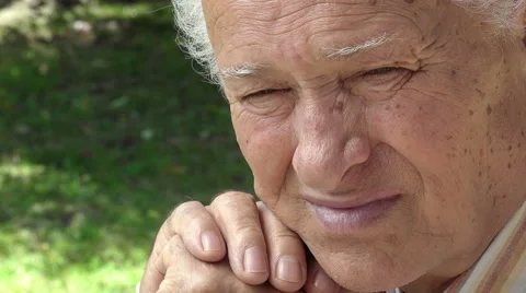 Smiling and quiet old man in his garden: old serene man closeup portrait Video stock 64304055
