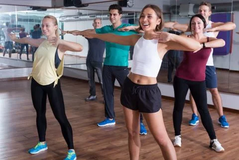 Smiling beginner dancers learning zumba elements Foto stock