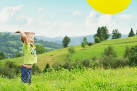 Smiling boy bouncing the balloon Фото