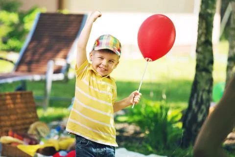 Smiling boy with red baloon 스톡 사진