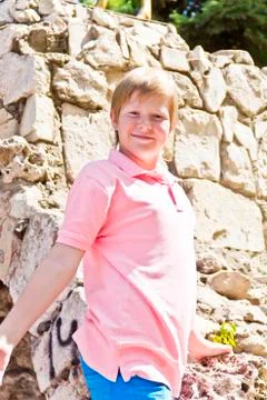 Smiling boy in the stone park Foto stock