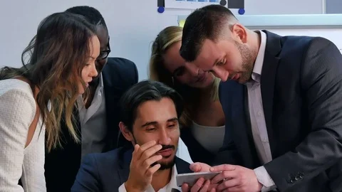Smiling business team working with smartphone, watching somethng interesting in Vídeos de archivo 76111553
